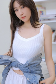 女明星穿衣服乳头露出来